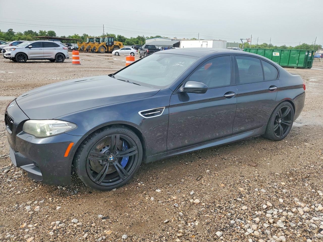 Vue de 2016 BMW M5, angle 1