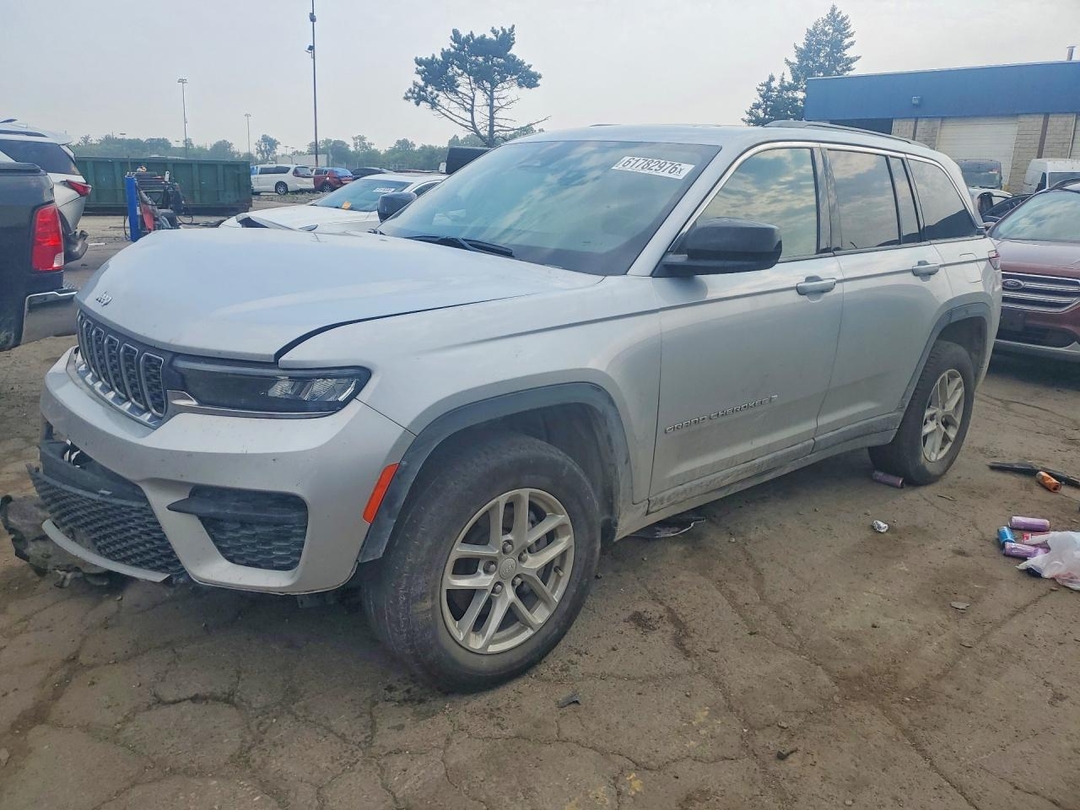 Vue de 2025 JEEP GRAND CHEROKEE LAREDO, angle 1