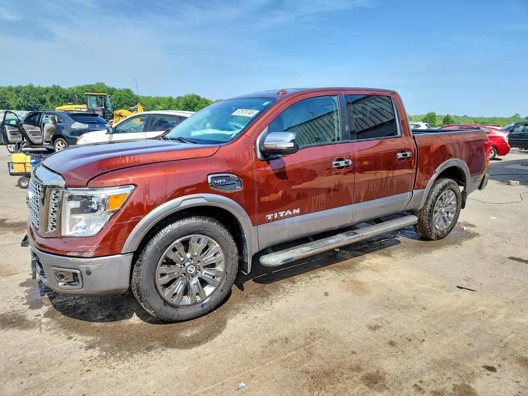 Vista de 2017 NISSAN TITAN PLATINUM RESERVE, ángulo 1