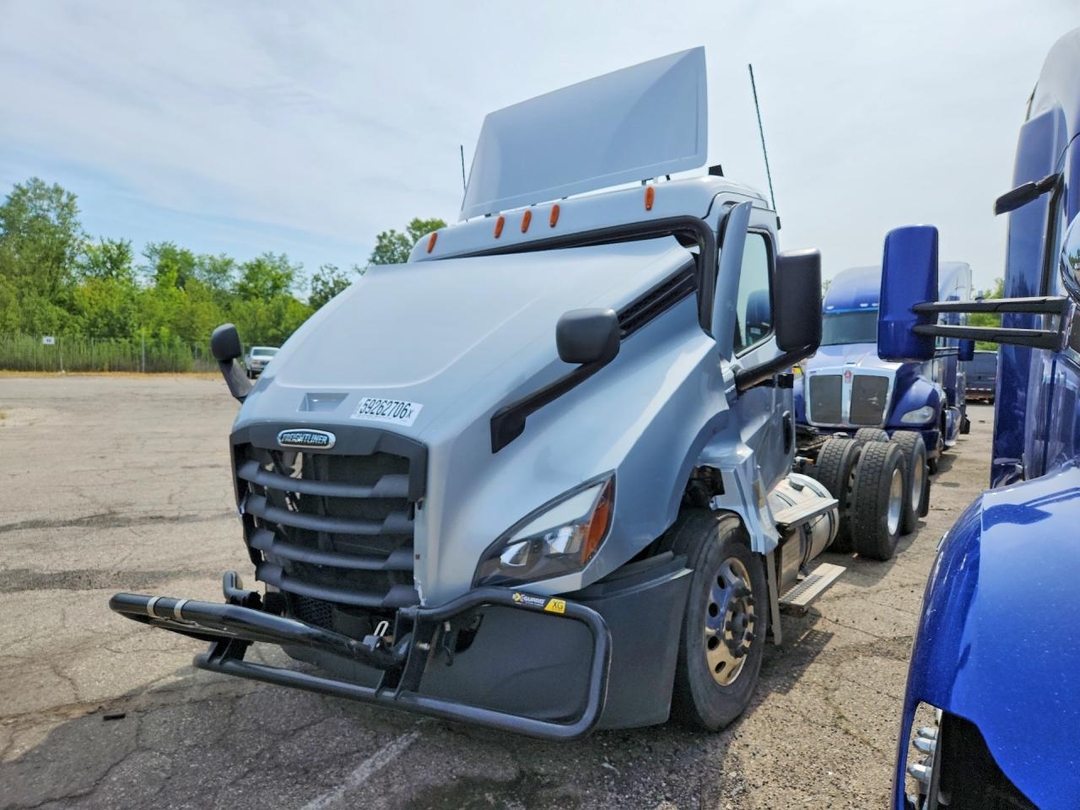Vue de 2024 FREIGHTLINER CASCADIA 126 SEMI TRUCK, angle 1