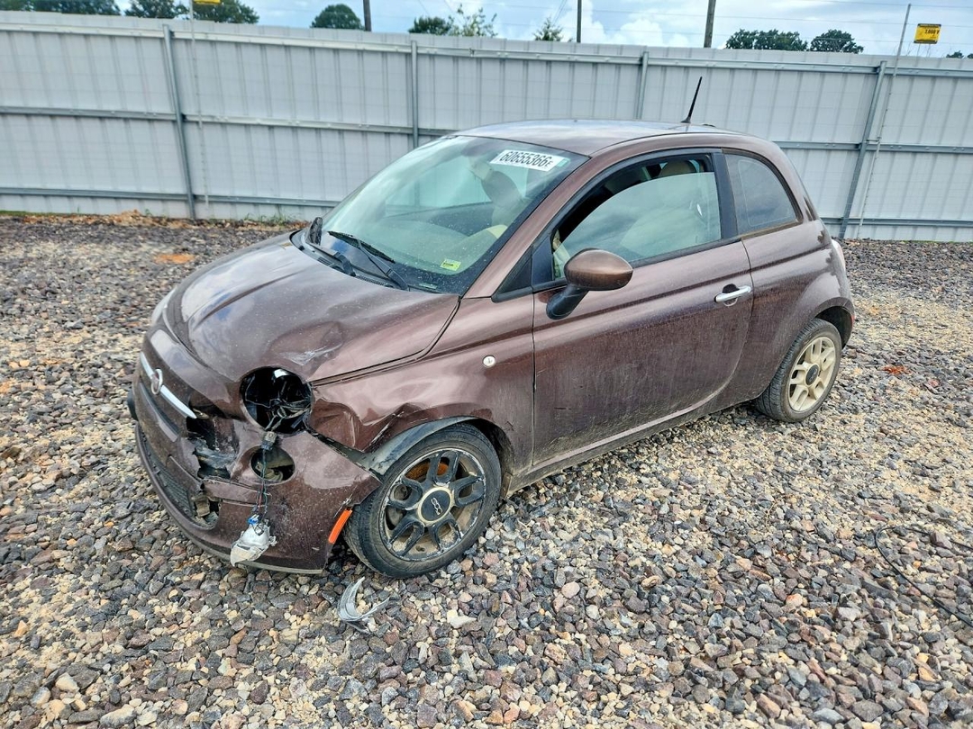 Vue de 2012 FIAT 500 POP, angle 1