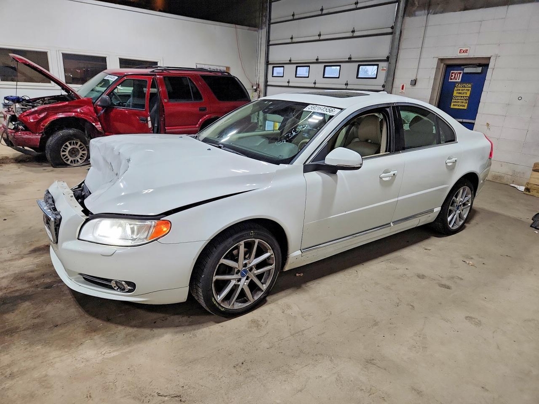 Vue de 2013 VOLVO S80 T6, angle 1