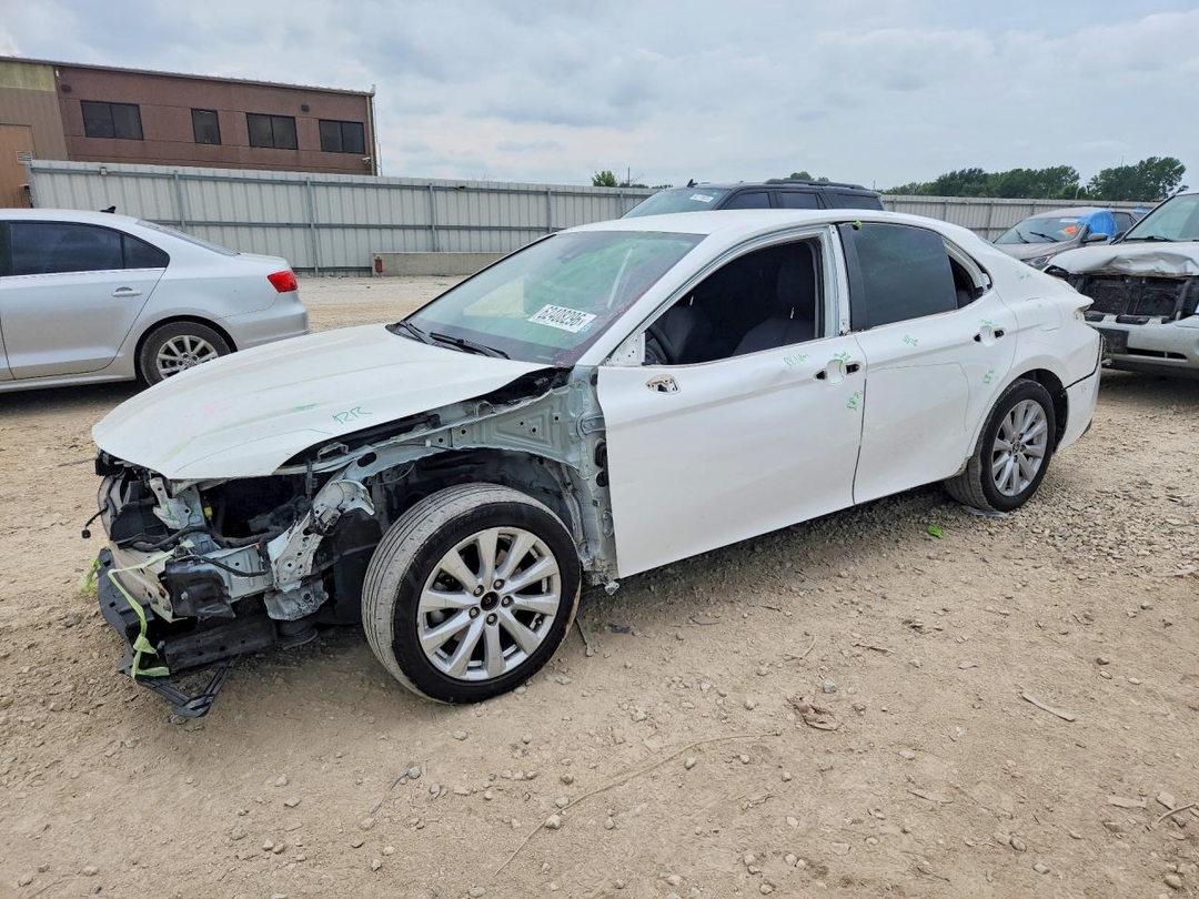 Vista de 2020 TOYOTA CAMRY LE, ángulo 1