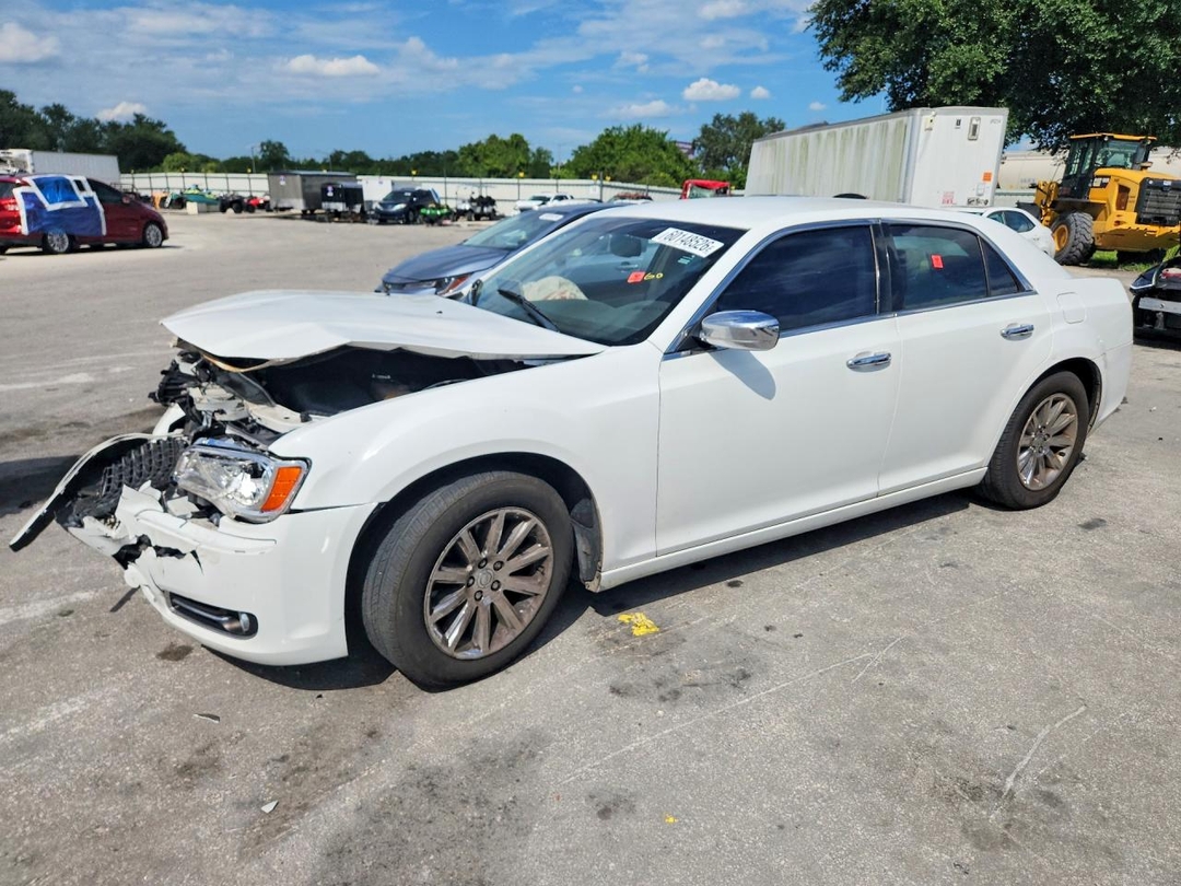 Вид 2013 CHRYSLER 300C, угол 1