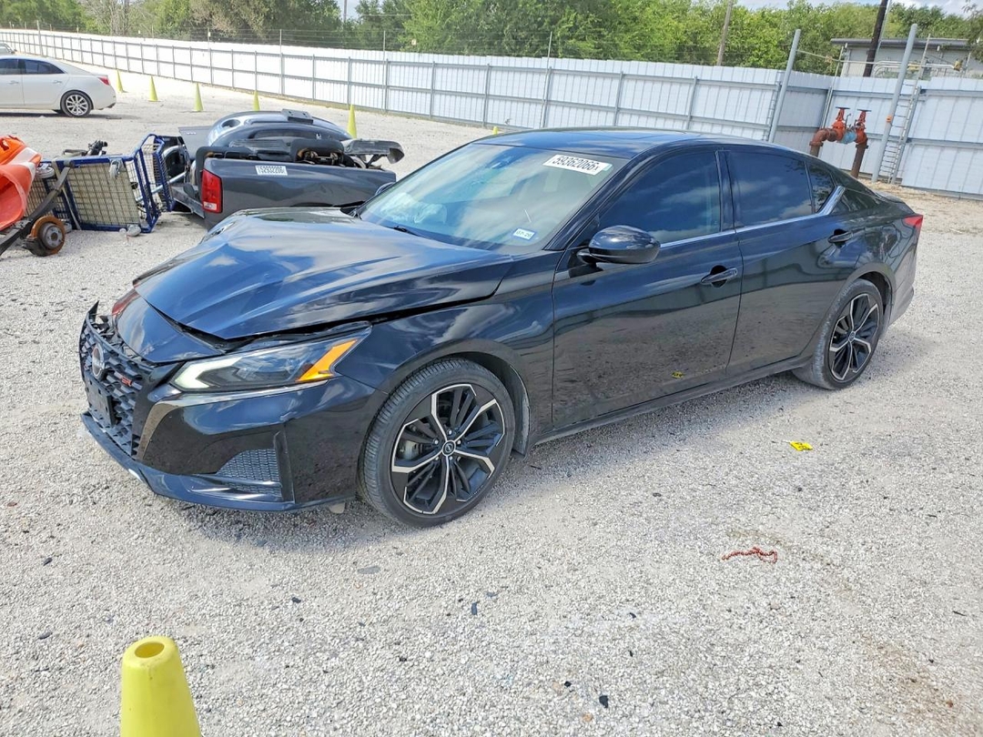Vue de 2023 NISSAN ALTIMA SR, angle 1