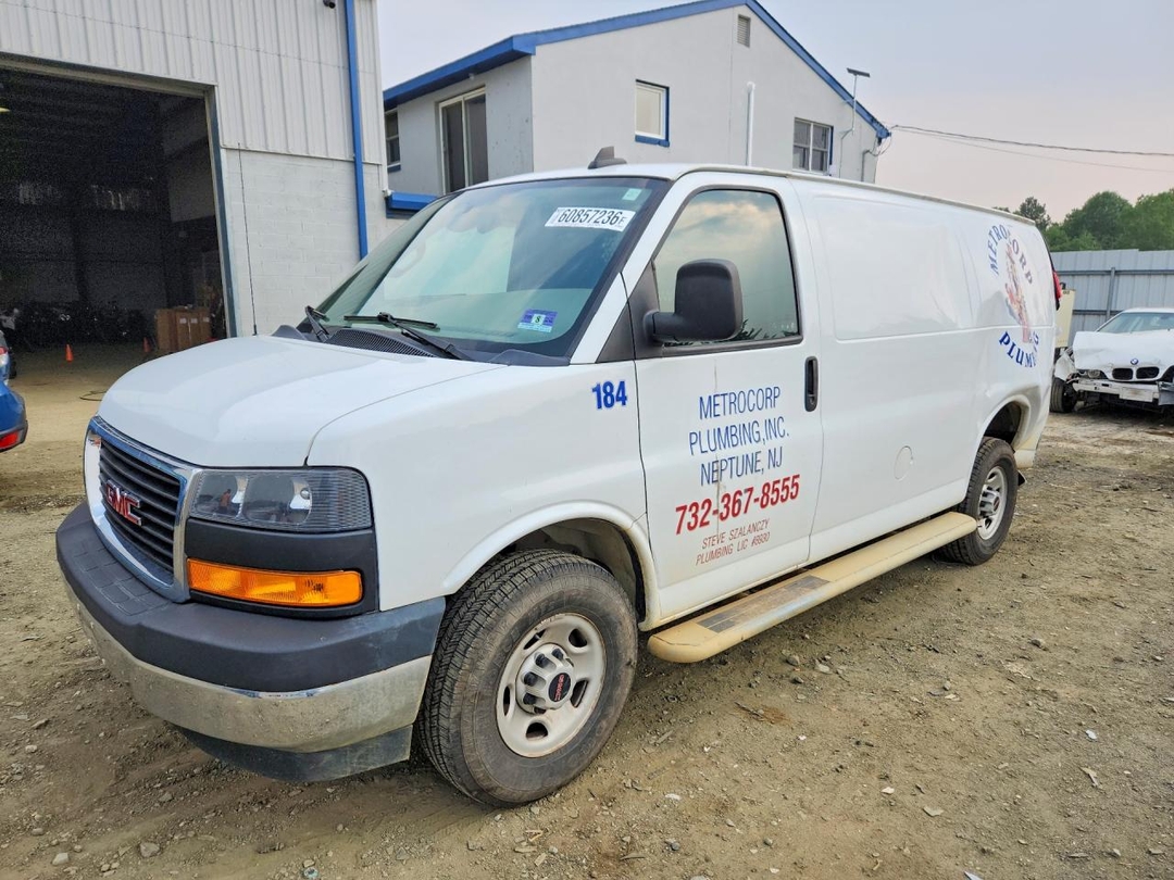 منظر 2022 GMC SAVANA G2500، زاوية 1