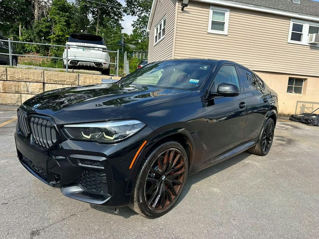 منظر 2022 BMW X6 XDRIVE40I، زاوية 1