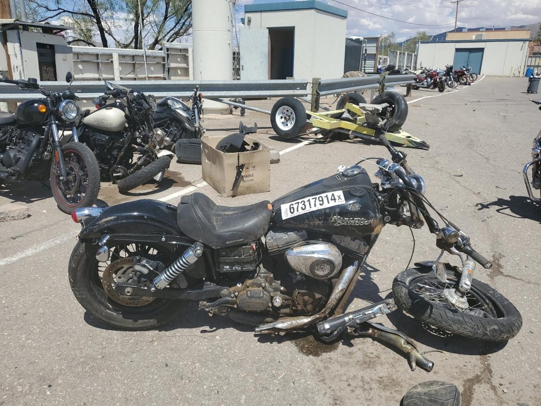 Vue de 2010 HARLEY-DAVIDSON FXDB, angle 1