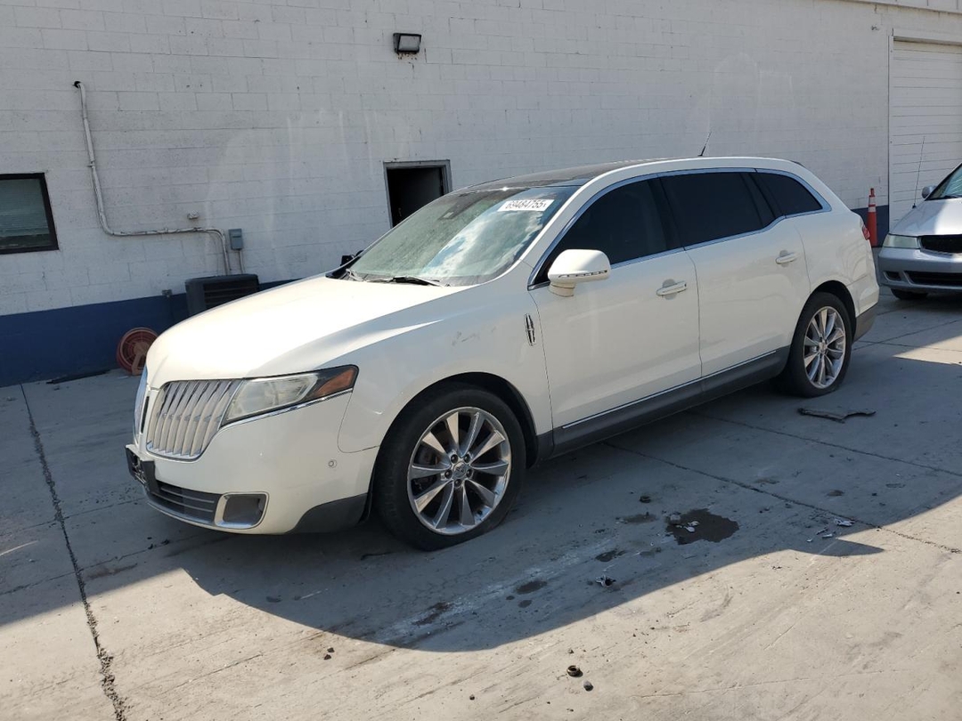 Vue de 2012 LINCOLN MKT, angle 1