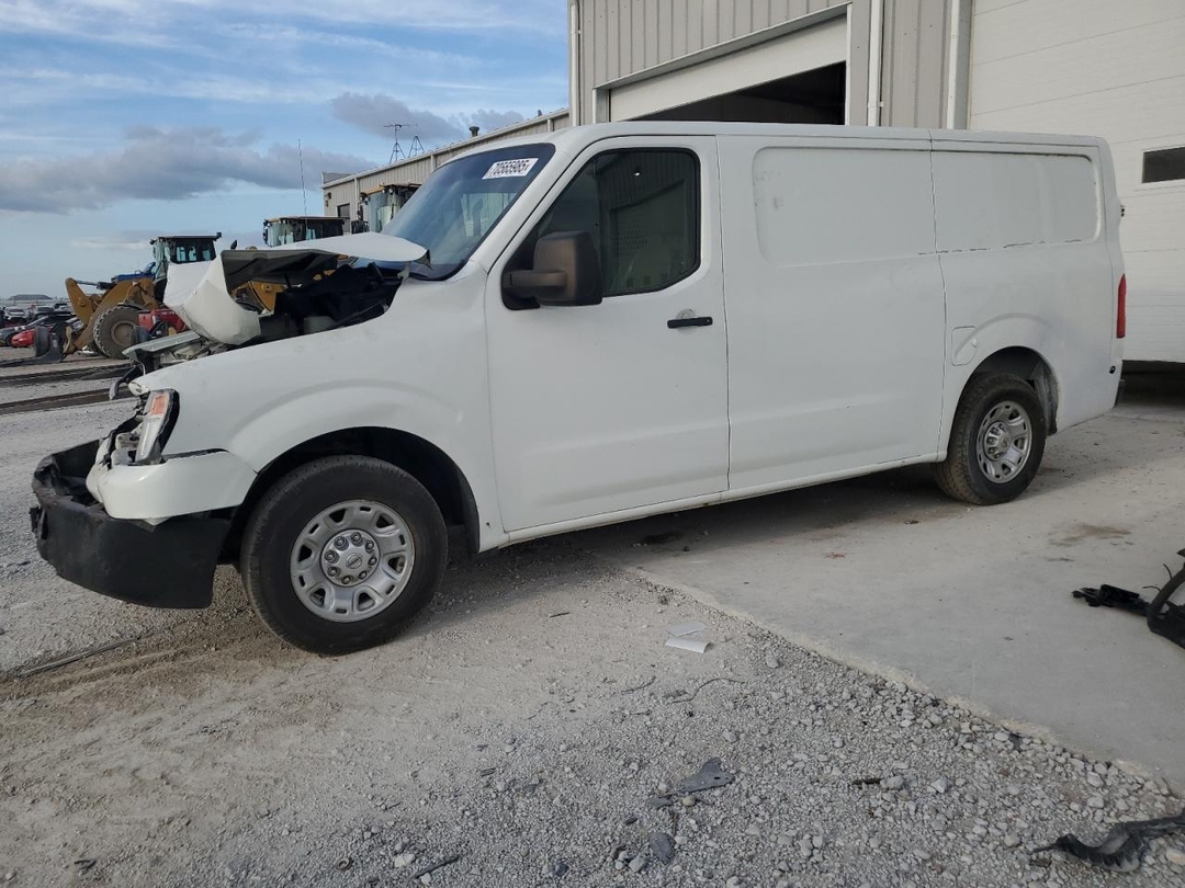 Vue de 2013 NISSAN NV 2500 HD S, angle 1