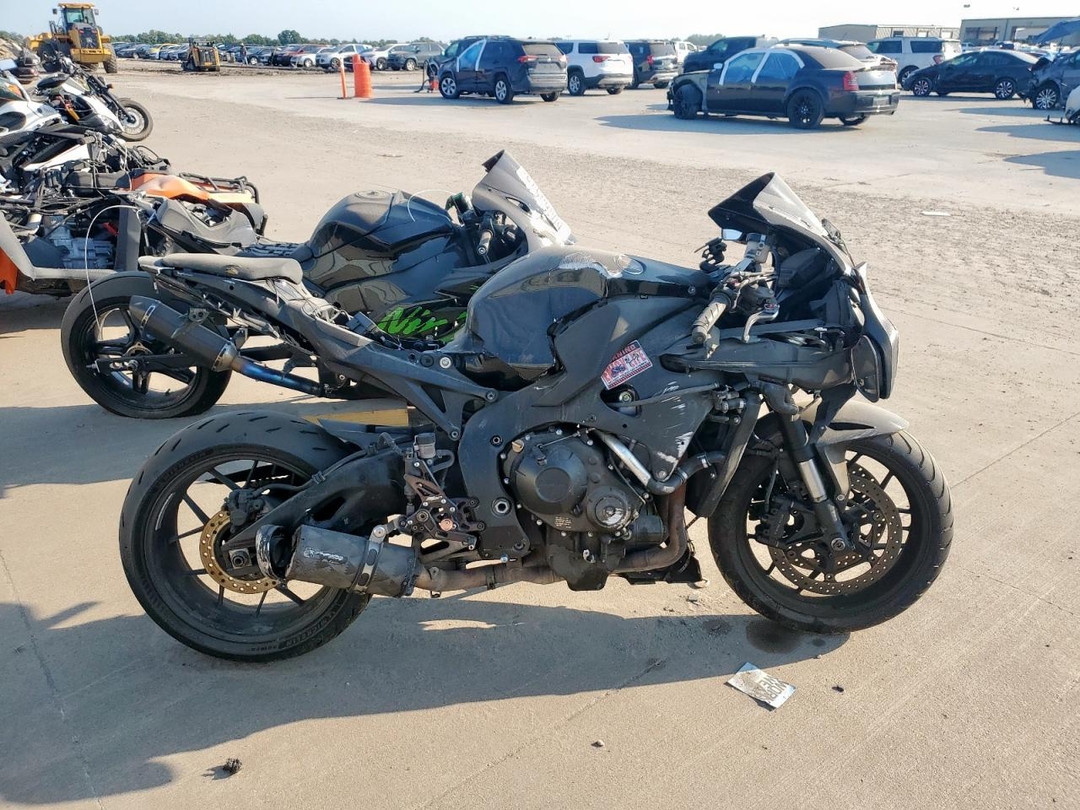 Vue de 2014 HONDA CBR1000 RR, angle 1