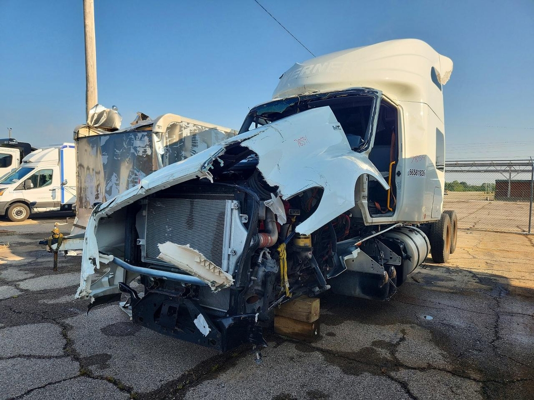 Vue de 2022 INTERNATIONAL LT625 SEMI TRUCK, angle 1