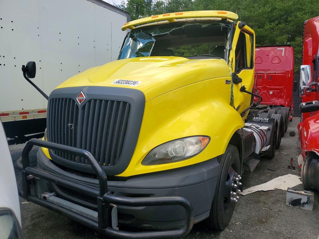 Vue de 2019 INTERNATIONAL RH613 SEMI TRUCK, angle 1