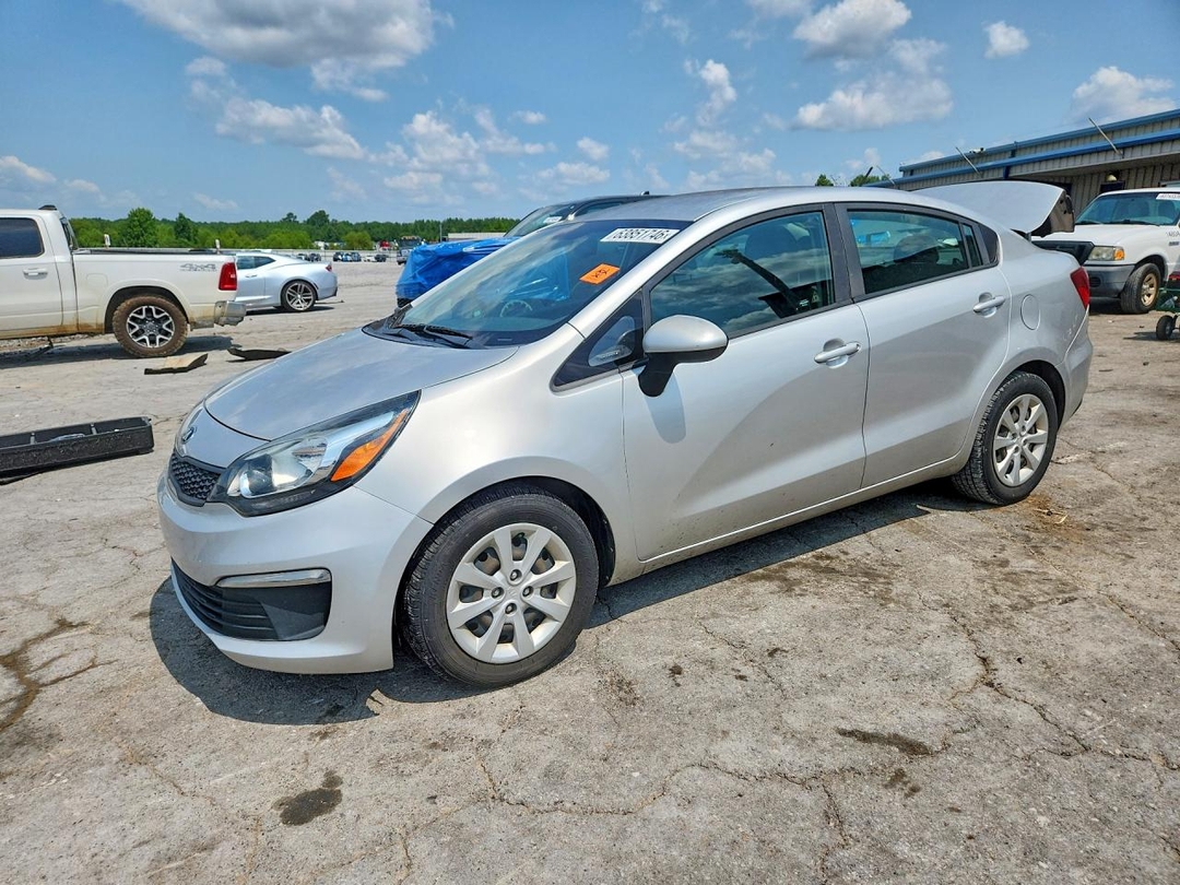 Vue de 2017 KIA RIO LX, angle 1