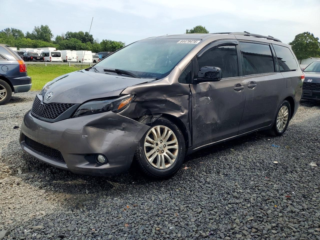Vue de 2011 TOYOTA SIENNA XLE 8-PASSENGER, angle 1