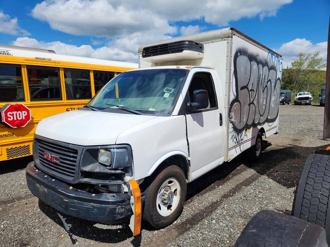 Vue de 2012 GMC SAVANA REFRIGERATED BOX TRUCK, angle 1