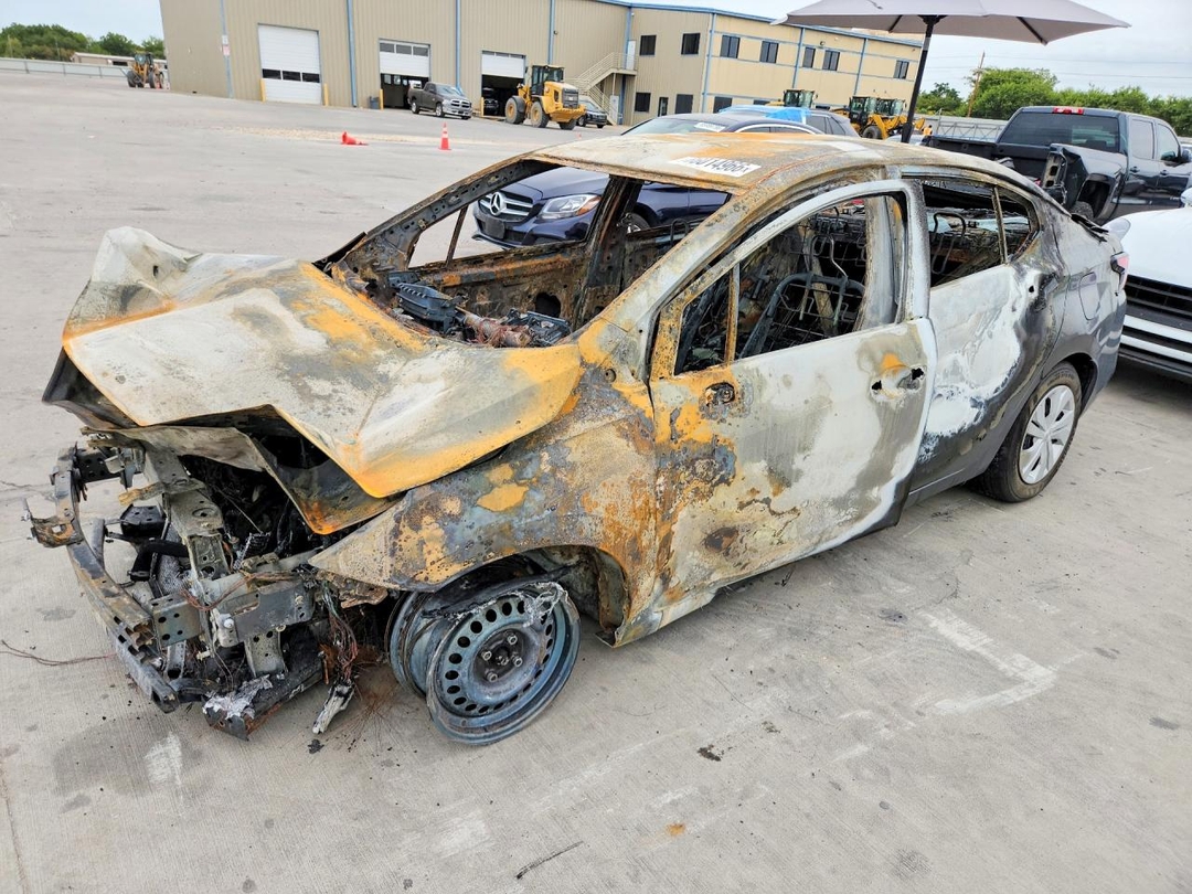 Вид 2024 NISSAN VERSA S, угол 1