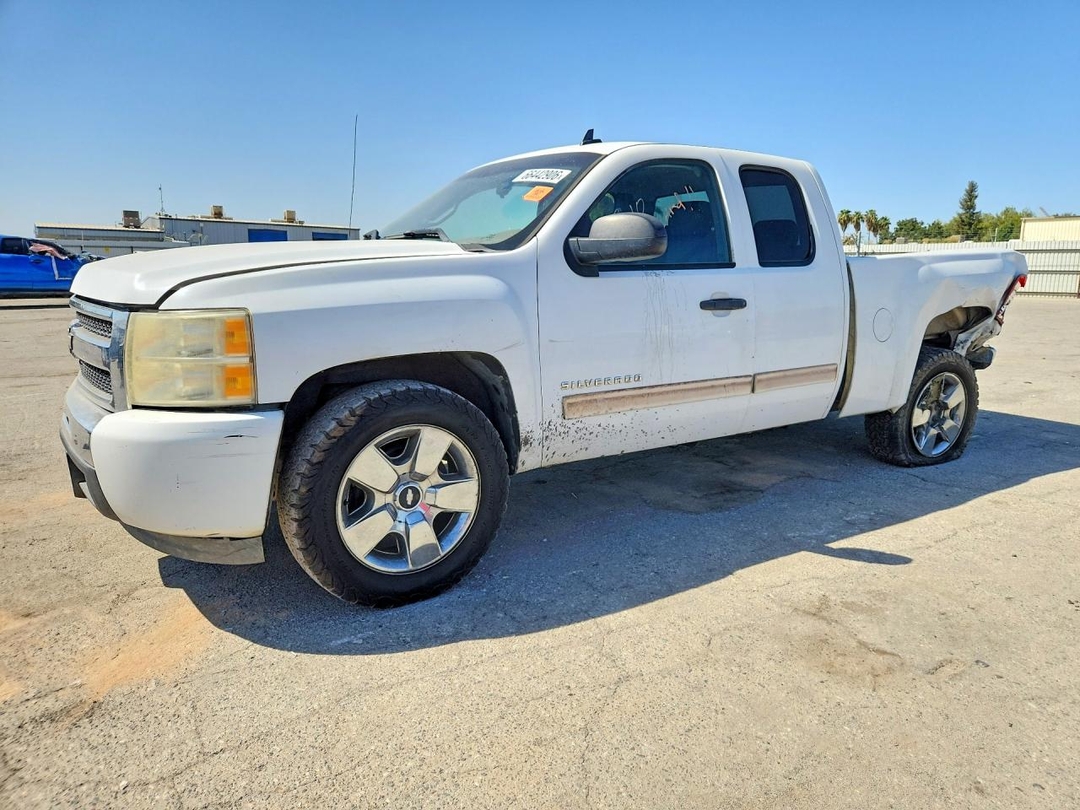 Vue de 2010 CHEVROLET SILVERADO C1500 LT, angle 1
