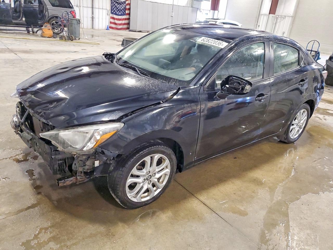 Vue de 2017 TOYOTA YARIS IA BASE, angle 1