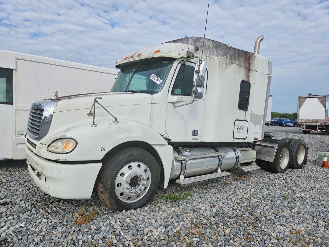 Vue de 2005 FREIGHTLINER COLUMBIA 120 SEMI TRUCK, angle 1