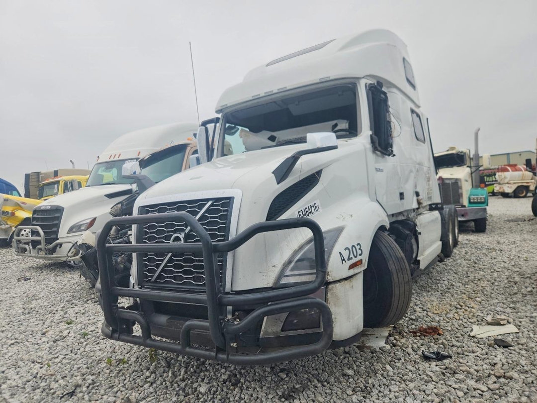 Вид 2025 VOLVO VNL SEMI TRUCK, угол 1