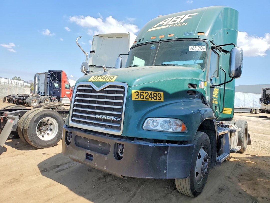 Vue de 2017 MACK 600 CXU600, angle 1
