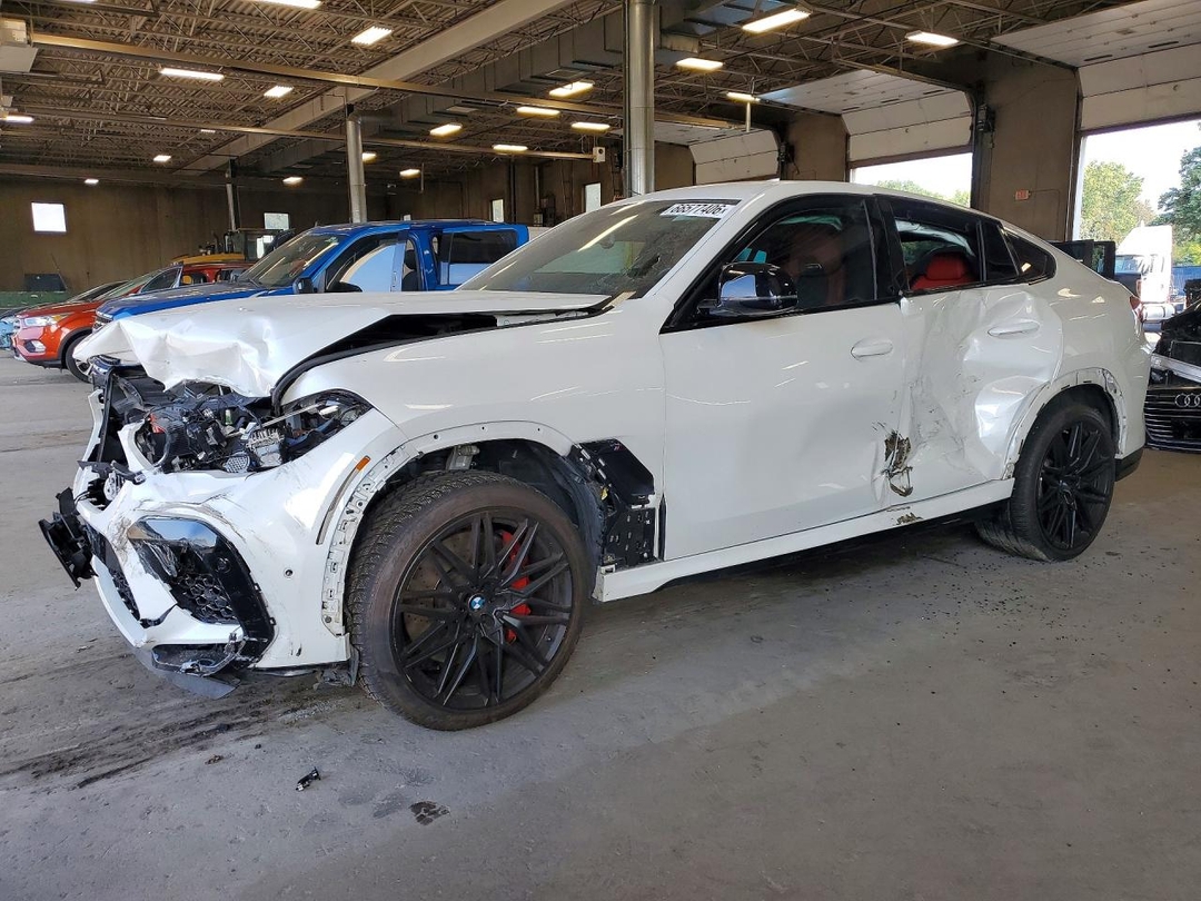 Вид 2022 BMW X6 M, угол 1