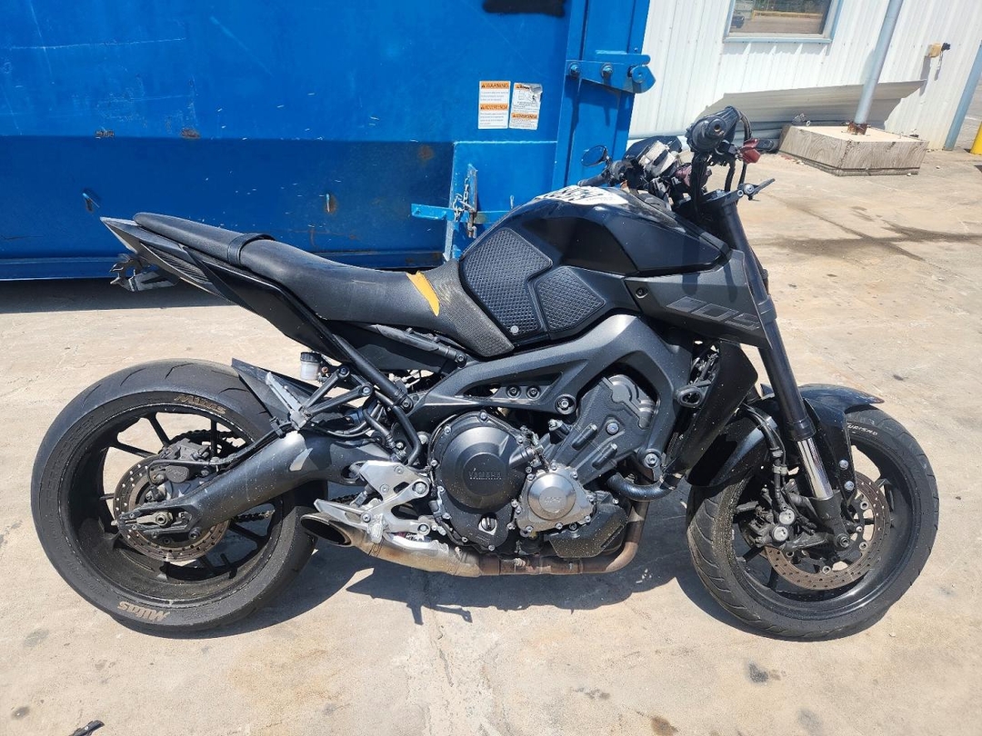 Вид 2020 YAMAHA MT09, угол 1