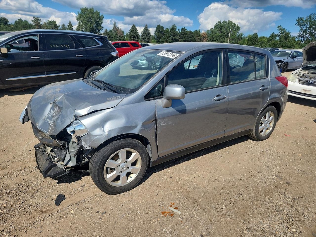 Вид 2012 NISSAN VERSA 1.8 S, угол 1
