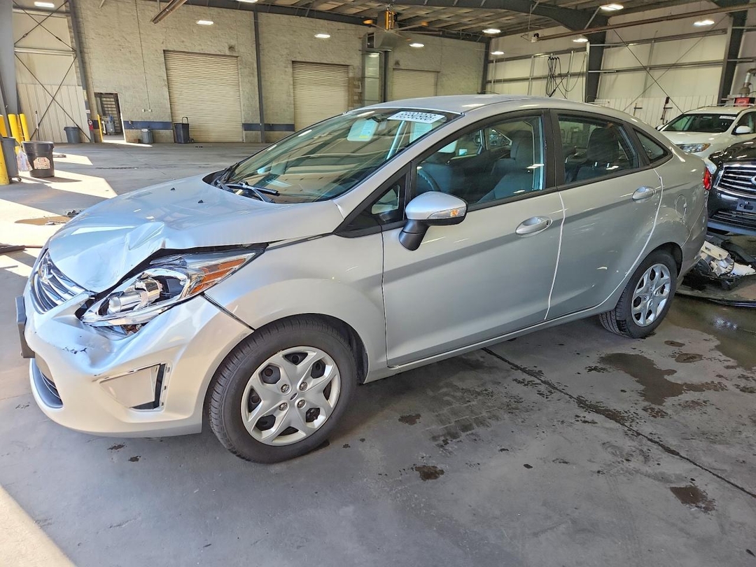 Vista de 2013 FORD FIESTA SE, ángulo 1