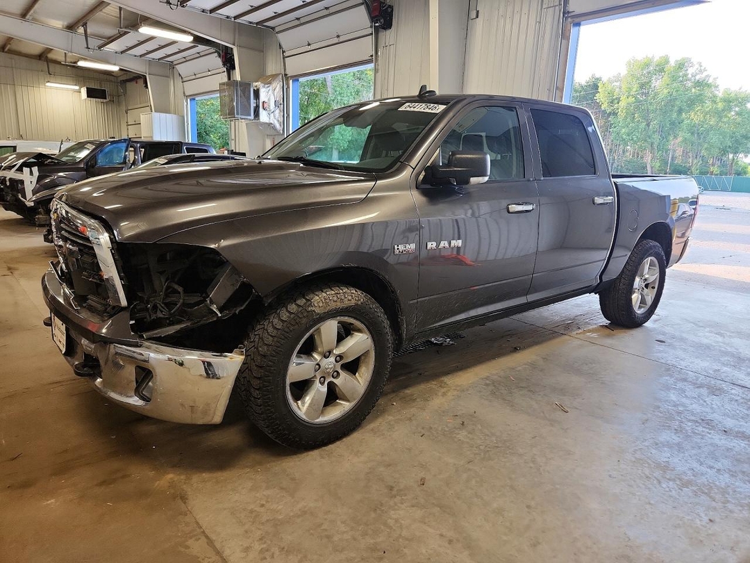 Вид 2015 RAM 1500 SLT, угол 1