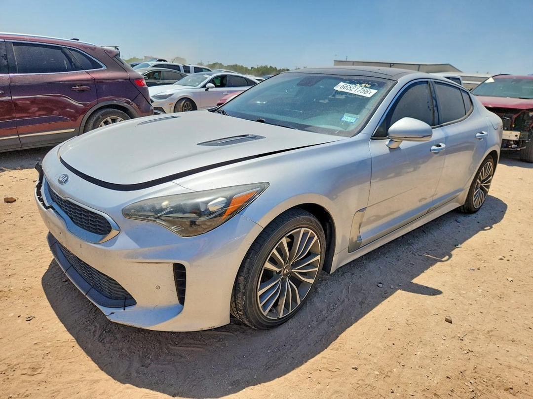 Vue de 2018 KIA STINGER PREMIUM, angle 1