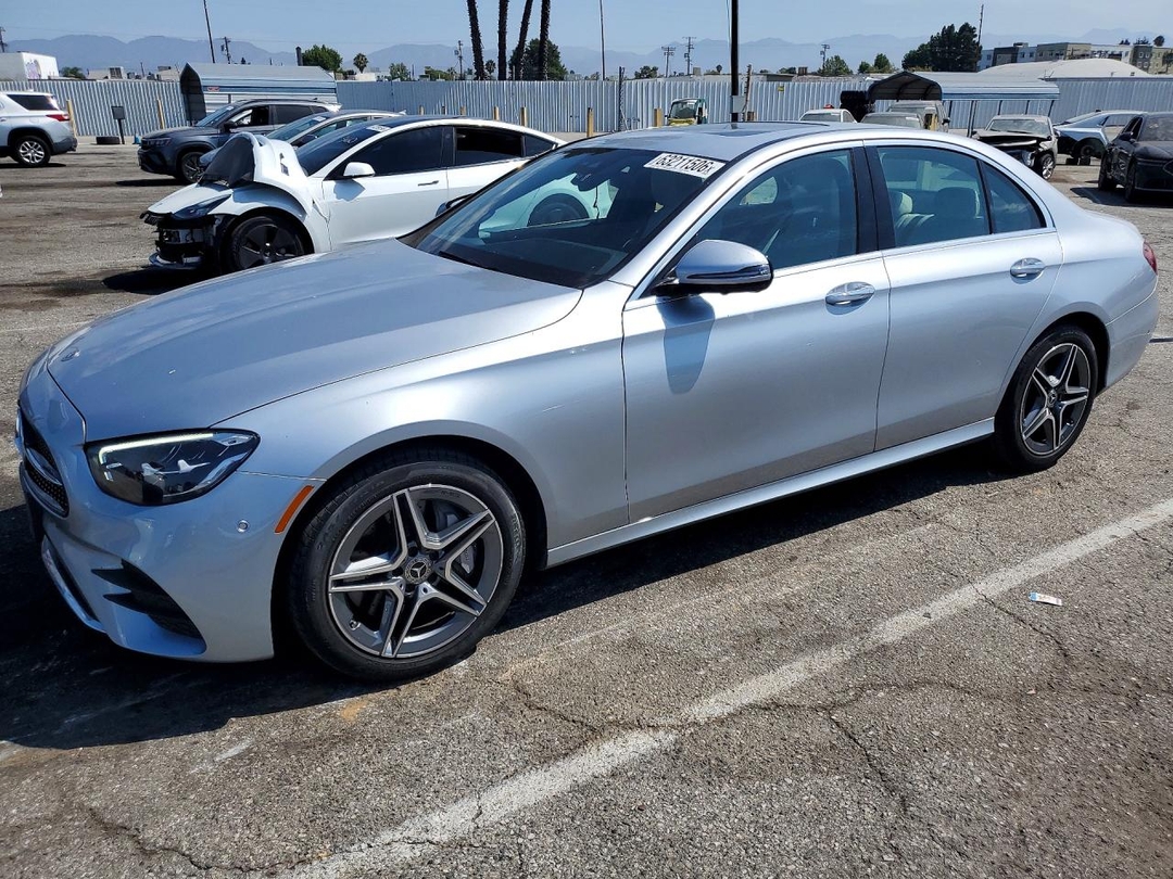 Vue de 2023 MERCEDES-BENZ E 350, angle 1
