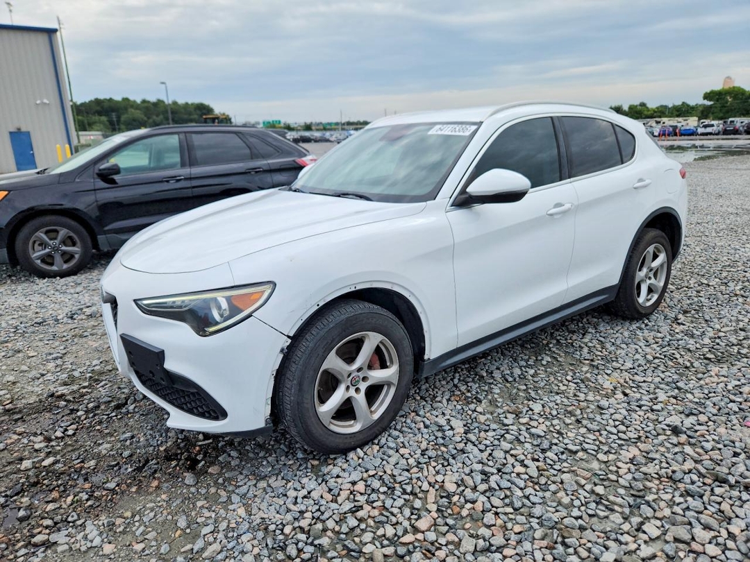 Vue de 2018 ALFA ROMEO STELVIO, angle 1