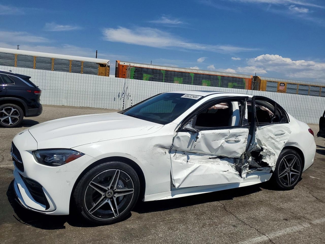 Vue de 2024 MERCEDES-BENZ C 300, angle 1