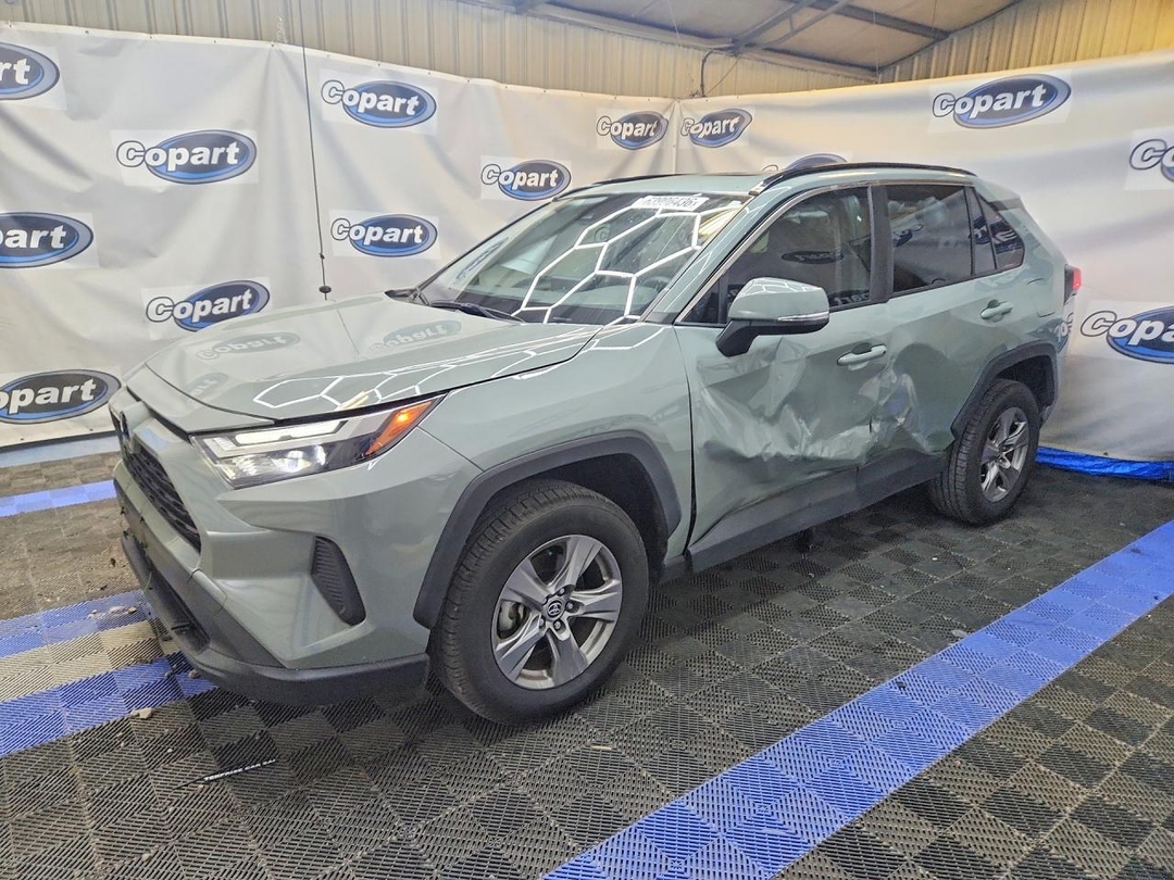 Vue de 2023 TOYOTA RAV4 XLE, angle 1