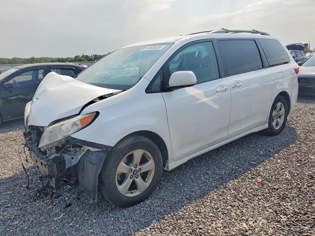 Вид 2018 TOYOTA SIENNA LE, угол 1