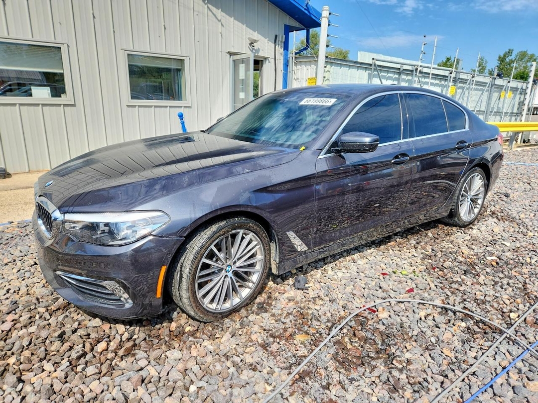 Вид 2019 BMW 540 XI, угол 1