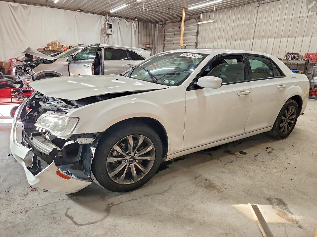 Vista de 2014 CHRYSLER 300 S, ángulo 1