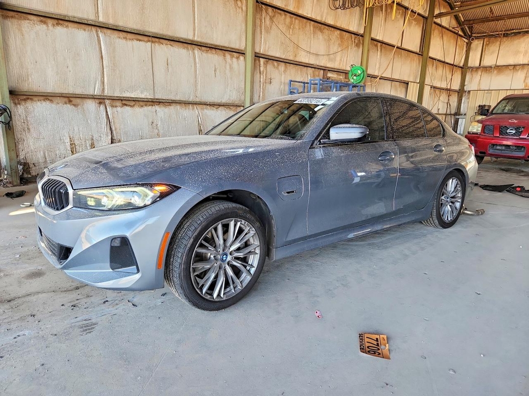 منظر 2023 BMW 330XE، زاوية 1
