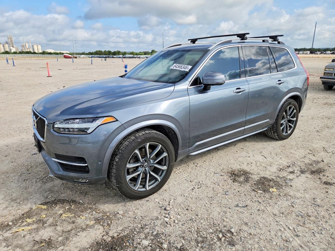 Vue de 2017 VOLVO XC90 T6, angle 1