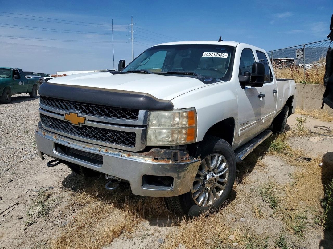 Vue de 2014 CHEVROLET SILVERADO K3500 LT, angle 1