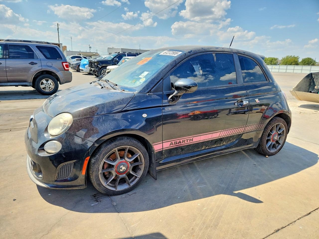 Vista de 2013 FIAT 500 ABARTH, ángulo 1