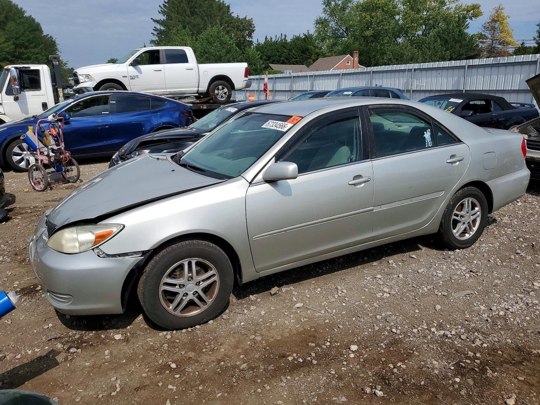 Vue de 2002 TOYOTA CAMRY LE, angle 1