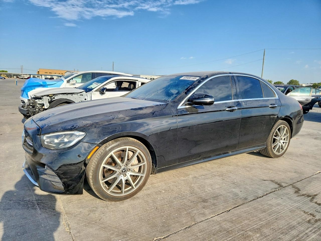Vue de 2022 MERCEDES-BENZ E 350, angle 1