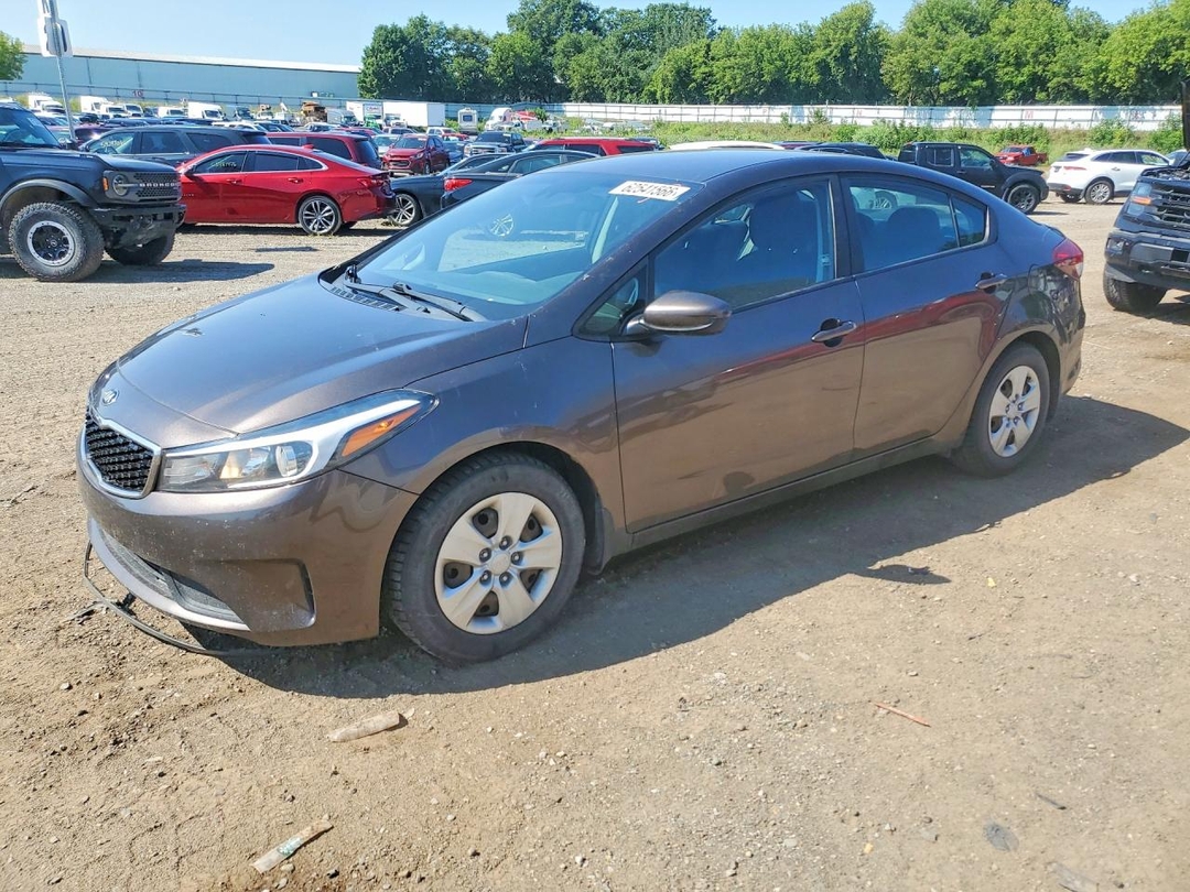 Vue de 2017 KIA FORTE LX, angle 1