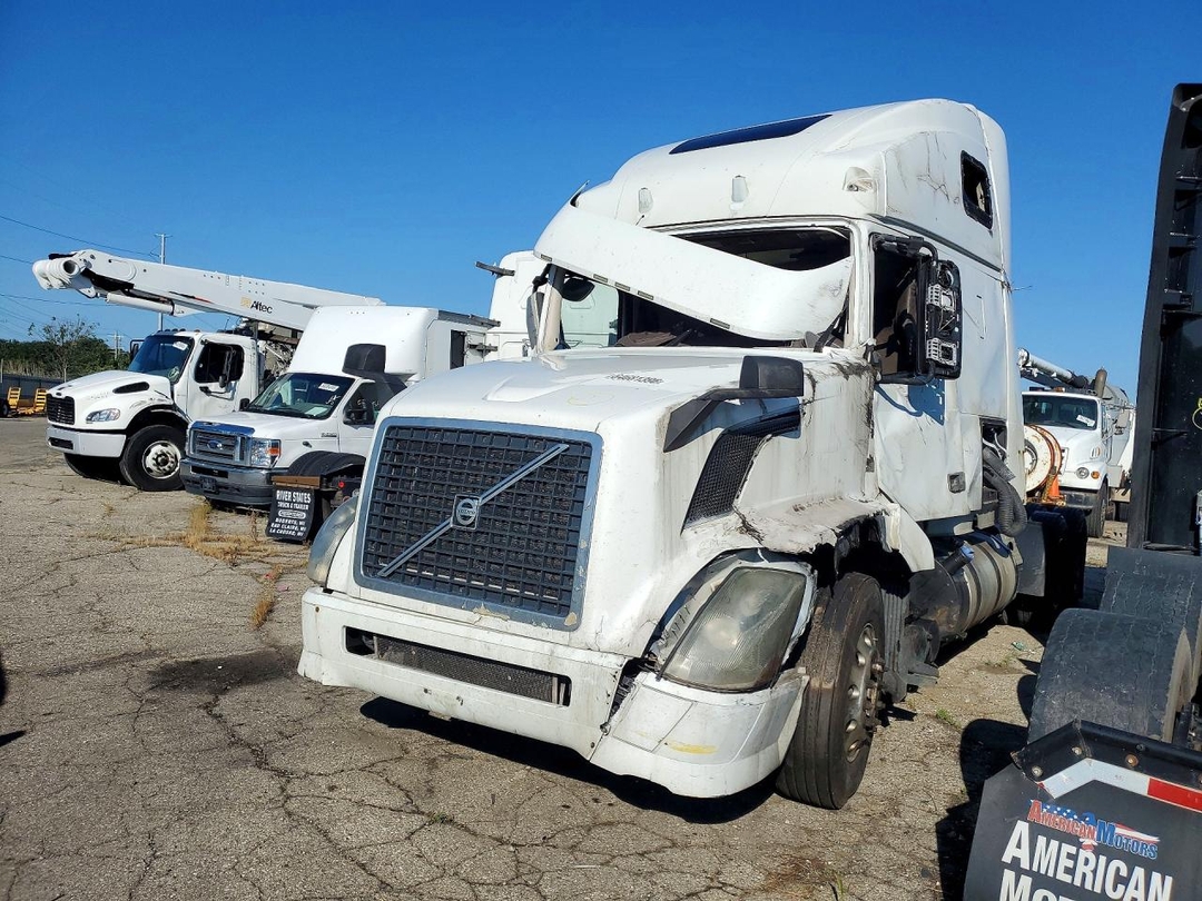Vista de 2014 VOLVO VNL SEMI TRUCK, ángulo 1