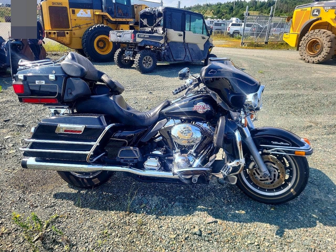 Vue de 2005 HARLEY-DAVIDSON FLHTCUI, angle 1
