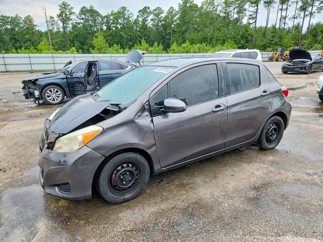 Vue de 2013 TOYOTA YARIS 5-DOOR LE, angle 1