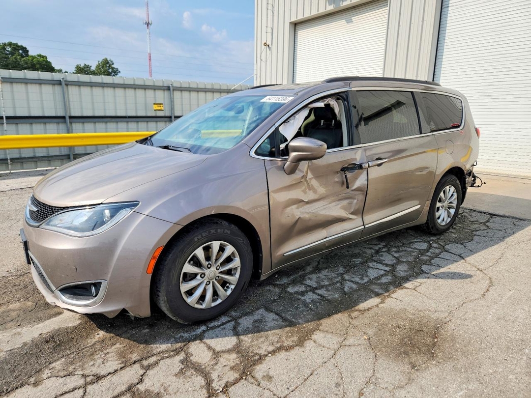 Вид 2017 CHRYSLER PACIFICA TOURING L, угол 1